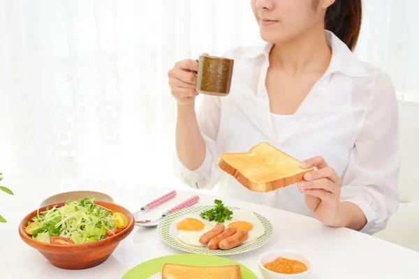 Femme prenant le petit déjeuner — Photo