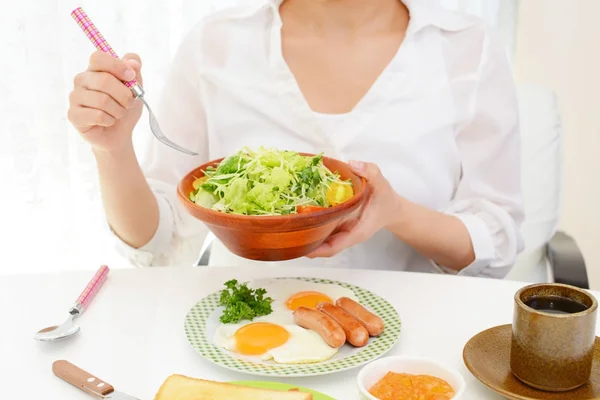 Woman having breakfast — Stock Photo, Image