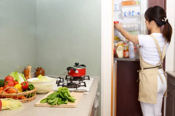 Hausfrau, die gerne kocht — Stockfoto