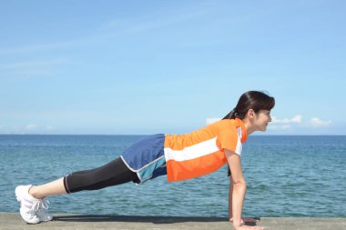 güzel kadın egzersizleri yapıyor