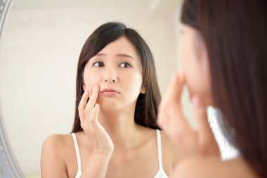 Cilt sorunları olan genç bir kadın.