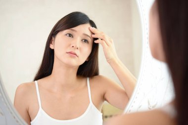 Cilt sorunları olan genç bir kadın.