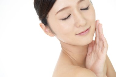 Yüzüne bakan kadın.