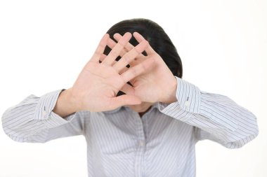 Genç kadın ve paparazzi