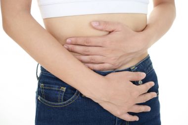 Karın ağrısı olan bir kadın.