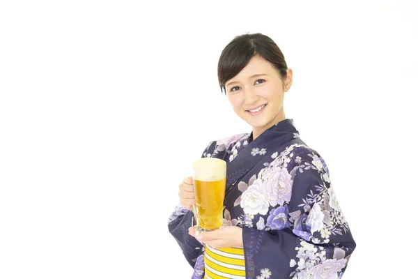 Japon yaz kimono içinde gülümseyen kadın — Stok fotoğraf
