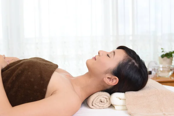 Vrouw ontspannen op spa salon — Stockfoto