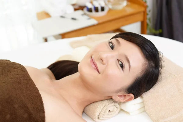 Woman relaxing at spa salon — Stock Photo, Image