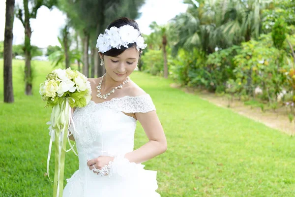 Hermosa novia en vestido de novia —  Fotos de Stock