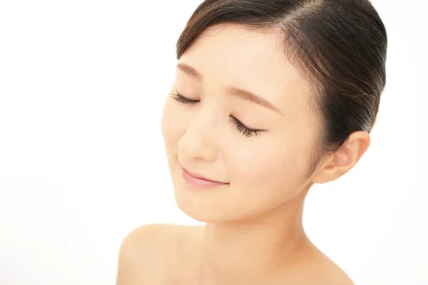 Portrait de belle femme avec les yeux fermés — Photo