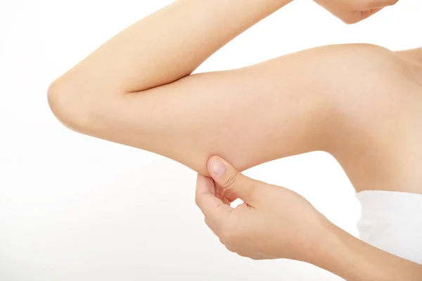 Kadın üst kolunu kontrol