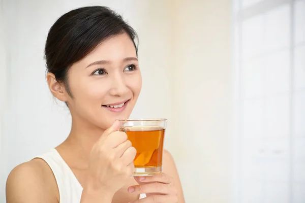 Woman drinking tea — Stock Photo, Image