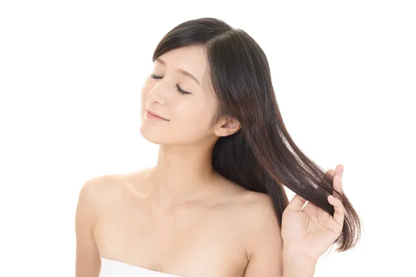 Frau mit schönen langen Haaren — Stockfoto
