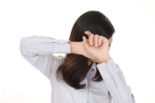 Vrouw die haar gezicht bedekt — Stockfoto