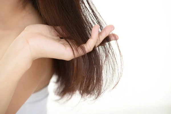 Žena Pečující Své Vlasy — Stock fotografie
