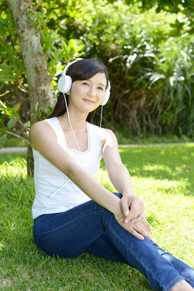 Young woman relaxing at the park — Stock Photo, Image