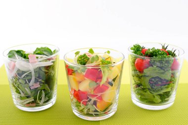 Taze sebze salatası.