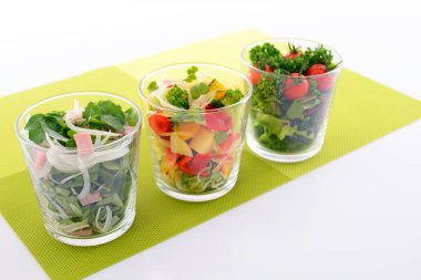 Taze sebze salatası.