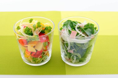 Taze sebze salatası.