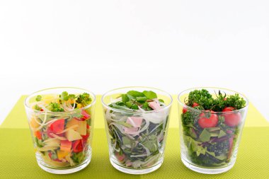 Taze sebze salatası.