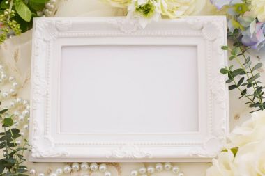 resim çerçevesi ve çiçekler