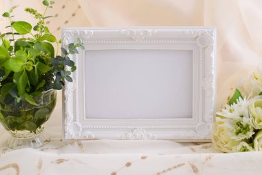 resim çerçevesi ve çiçekler