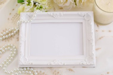 resim çerçevesi ve çiçekler