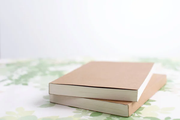 Boeken op het bureau — Stockfoto