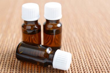 Uçucu yağlar şişe