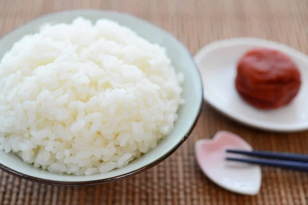 Un tazón de arroz con ciruela en escabeche — Foto de Stock