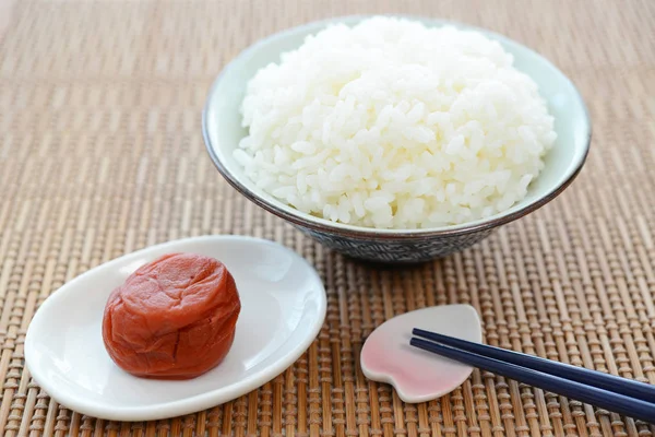 Mangkuk nasi dengan acar prem — Stok Foto