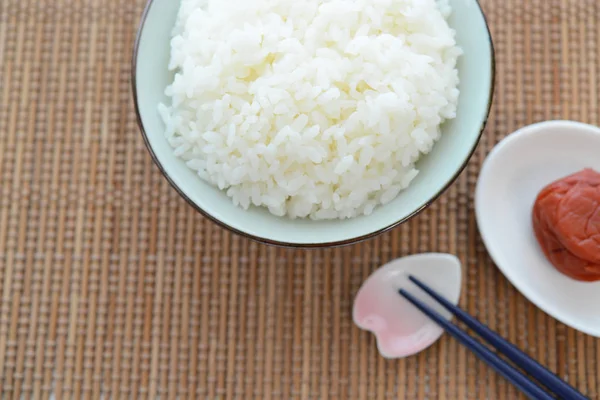 Un tazón de arroz con ciruela en escabeche — Foto de Stock