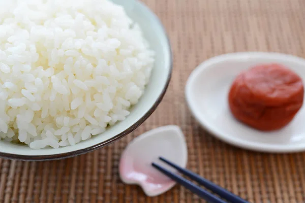 Mangkuk nasi dengan acar prem — Stok Foto