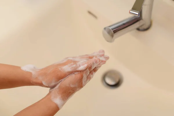 Woman washing her hands — Stock Photo, Image