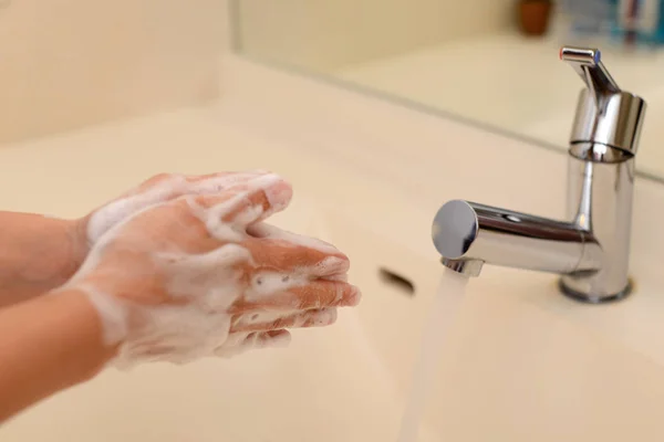 Woman washing her hands — Stock Photo, Image