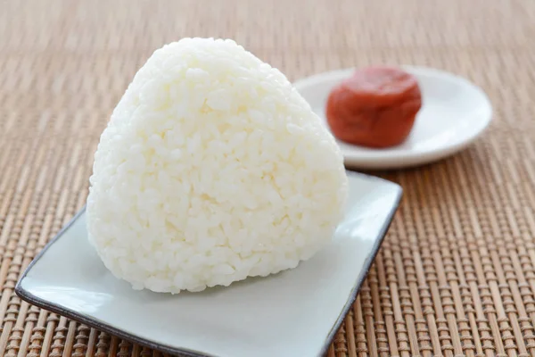 Sabrosa bola de arroz con ciruela en escabeche —  Fotos de Stock