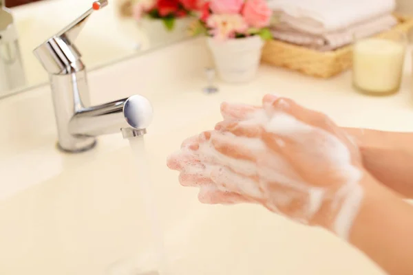 Donna che si lava le mani — Foto Stock