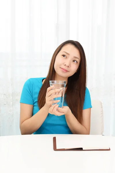 Kvinna dricker ett glas vatten — Stockfoto