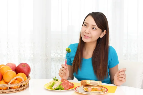 Femme prenant le petit déjeuner — Photo