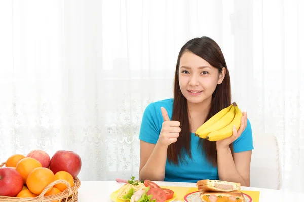 Femme prenant le petit déjeuner — Photo