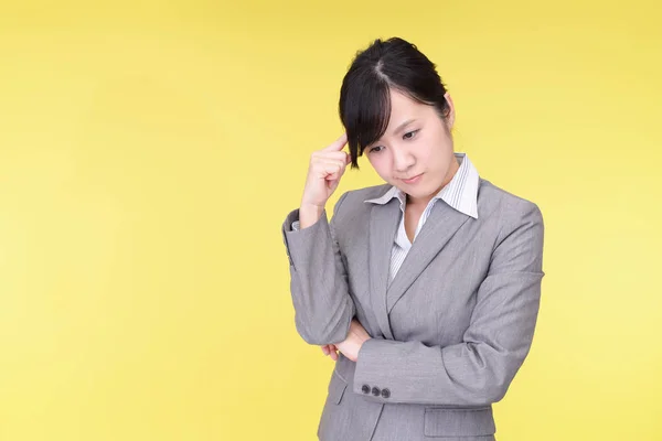 Orolig asiatiska affärskvinna — Stockfoto