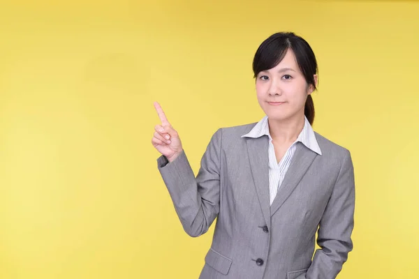 Asiática mujer de negocios apuntando — Foto de Stock