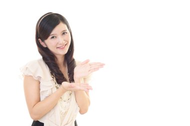 Gülümseyen güzel genç kadın.