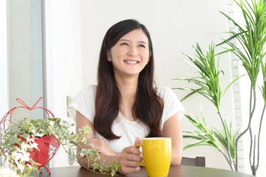 Bir fincan kahve içme kadın