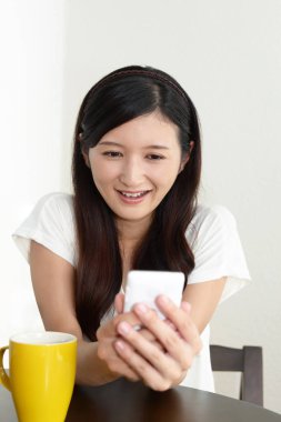 bir akıllı telefon olan kadın