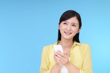 bir akıllı telefon olan kadın