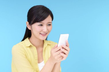 akıllı telefon arayan kadın