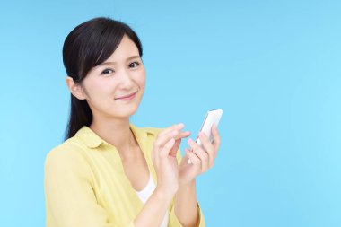 bir akıllı telefon olan kadın