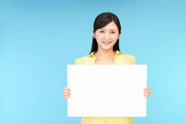 Bir beyaz tahta ile gülümseyen kadın