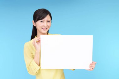 Bir beyaz tahta ile gülümseyen kadın